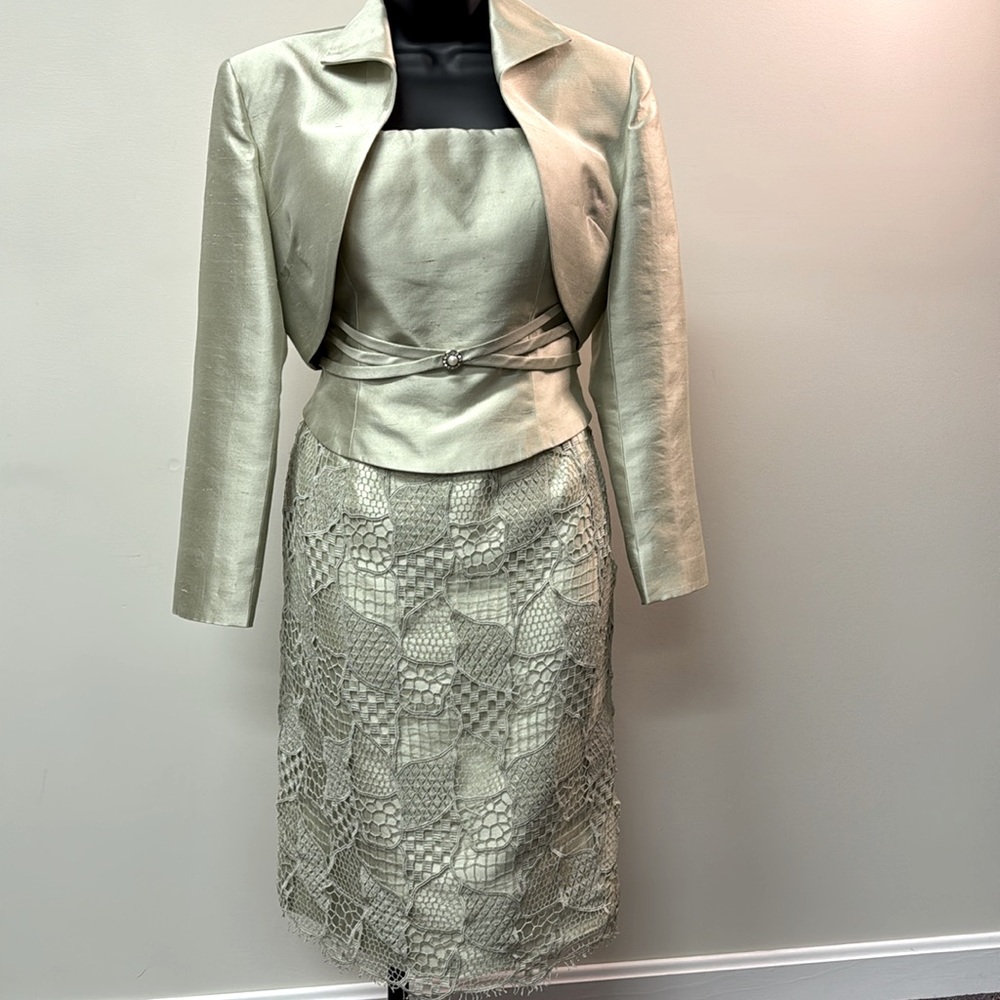 A sophisticated outfit .The ensemble consists of a two-piece set